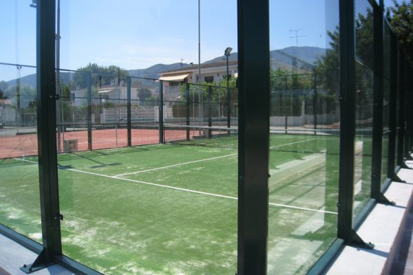 Mantenimiento de una pista de césped artificial profesional